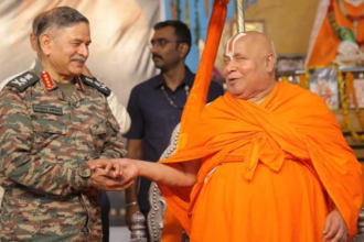 '' దక్షిణగా పాక్ ఆక్రమిత ఆక్రమిత కశ్మీర్ ను ఇవ్వండి '': ఆర్మీ చీఫ్ తో జగద్గురు రామభద్రాచార్య రామభద్రాచార్య