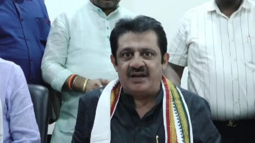 నాకు సూసైడ్ బాంబు బాంబు ..