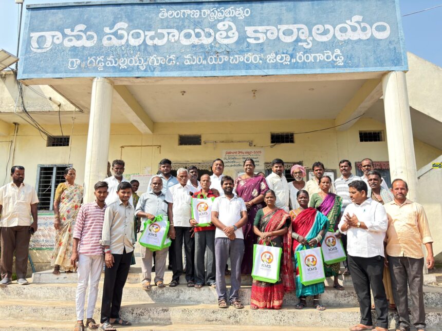 పంచాయతీ సిబ్బందికి దుస్తుల పంపిణీ చేసి వివాహానికి ఆహ్వానం ఆహ్వానం