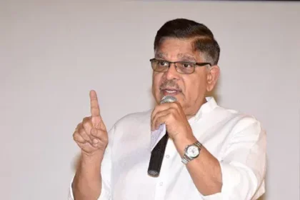 పవన్ కళ్యాణ్ కళ్యాణ్ ని బెదిరిస్తున్నారా? .. రెచ్చిపోయిన రెచ్చిపోయిన అల్లు అరవింద్ ..!