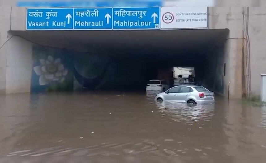 ఫ్లైట్ ఆప్స్ హిట్, చెట్లు వేరుచేయబడ్డాయి, Delhi ిల్లీకి భారీ వర్షం రావడంతో రోడ్లు వరదలు