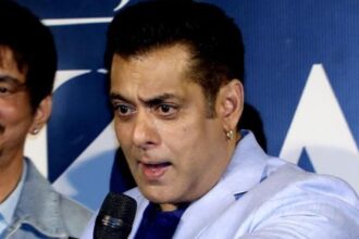 బాలీవుడ్ స్టార్ స్టార్ హీరో సల్మాన్ సల్మాన్ ఖాన్ ఇంట్లోకి చొరబడేందుకు వేర్వేరుగా ప్రయత్నించిన ఇద్దరు ఇద్దరు ఇద్దరు