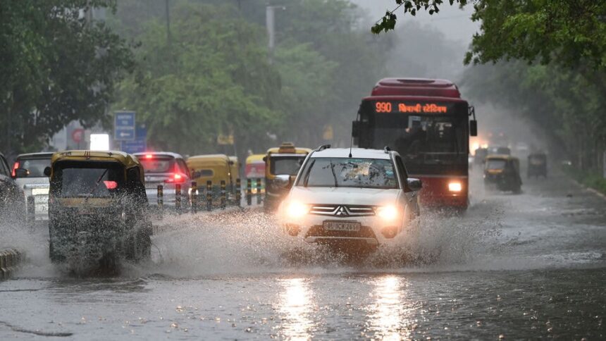 భారీ వర్షాలకు దిల్లీ అతలాకుతలం- చెరువును చెరువును తలపిస్తున్న రోడ్లు రోడ్లు విమాన విమాన విమాన కార్యకలాపాలకు అంతరాయం అంతరాయం!