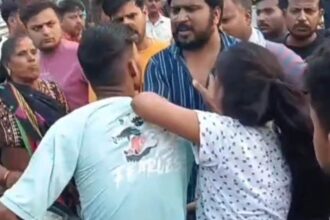 మనిషి, స్నేహితురాలు తన తల్లిదండ్రులచే బహిరంగంగా కొట్టారు, పోలీసులు అడుగు పెట్టారు