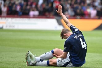 మాంచెస్టర్ యునైటెడ్ బ్రెంట్‌ఫోర్డ్ చేతిలో 4-3 తేడాతో ఓడిపోయింది, ప్రీమియర్ లీగ్ టేబుల్‌లో 15 వ స్థానంలో నిలిచింది