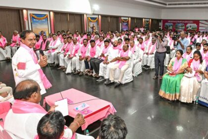 వాడుతున్న ఉద్యమ గులాబీ గులాబీ: వారసత్వ వారసత్వ .. వ్యూహాల్లో వ్యూహాల్లో బేజారు