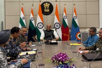 విజయంపై విశ్వాసంతో రక్షణ మంత్రి మంత్రి రాజ్ నాథ్ నాథ్ త్రివిధ త్రివిధ దళాధిపతుల దళాధిపతుల చిరునవ్వులు- ఇండియా పాకిస్తాన్ సంఘర్షణ రాజ్‌నాథ్ సింగ్ సిడిఎస్ 3 సర్వీస్ చీఫ్స్‌ను కలుస్తాడు,