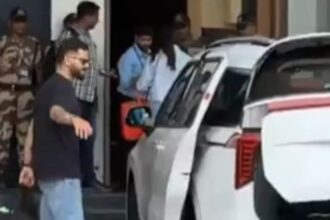 విరాట్ కోహ్లీ బెంగళూరు కోసం బయలుదేరాడు, 18 సంవత్సరాల బాధను ముగించాలని ఆర్‌సిబి లక్ష్యం, భార్య అనుష్క శర్మ అతని పక్కన: వైరల్ వీడియో
