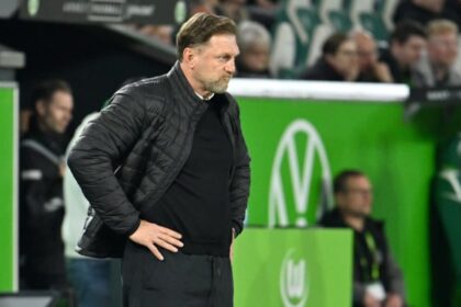 వోల్ఫ్స్‌బర్గ్ సాక్ రాల్ఫ్ హసెన్‌హ్యూట్ల్ బోరుస్సియా డార్ట్మండ్ కొట్టడం తరువాత