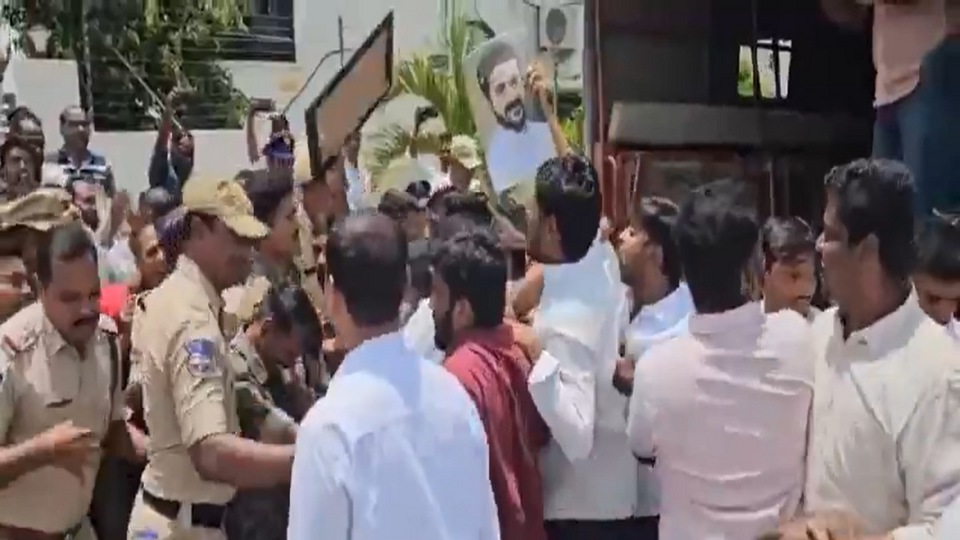 సిరిసిల్ల ఎమ్మెల్యే ఎమ్మెల్యే క్యాంపు ఆఫీసులో ఆఫీసులో ఫొటో పెట్టేందుకు యత్నం యత్నం-పోలీసుల లాఠీ లాఠీ లాఠీ