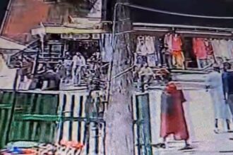 సిసిటివిలో, పర్యాటకులు టెర్రర్ దాడి తరువాత పహల్గామ్ మార్కెట్లో నడుస్తున్నారు