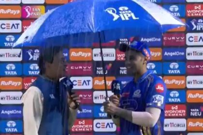 సూర్యకుమార్ యాదవ్ భారీ వర్షం మధ్య హర్ష భోగ్లేకు గొడుగును అందిస్తుంది. ఇంటర్నెట్ 'సీజన్ యొక్క క్షణం' అని చెప్పింది. చూడండి