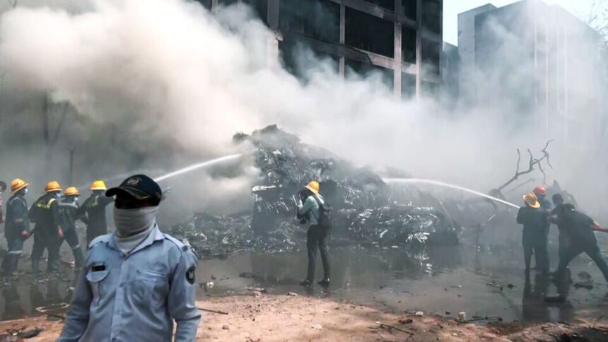 అత్యవసర పరిస్థితుల్లో పైలట్ లు లు 'మేడే మేడే' అంటే అంటే? మేడే కాల్ కాల్ ను ను, ఎలా, ఎవరికి ఎవరికి ఎవరికి ఎవరికి?-ఎయిర్ ఇండియా పైలట్ క్రాష్‌కు ముందు క్షణాలు జారీ చేసిన మేడే కాల్ ఏమిటి,