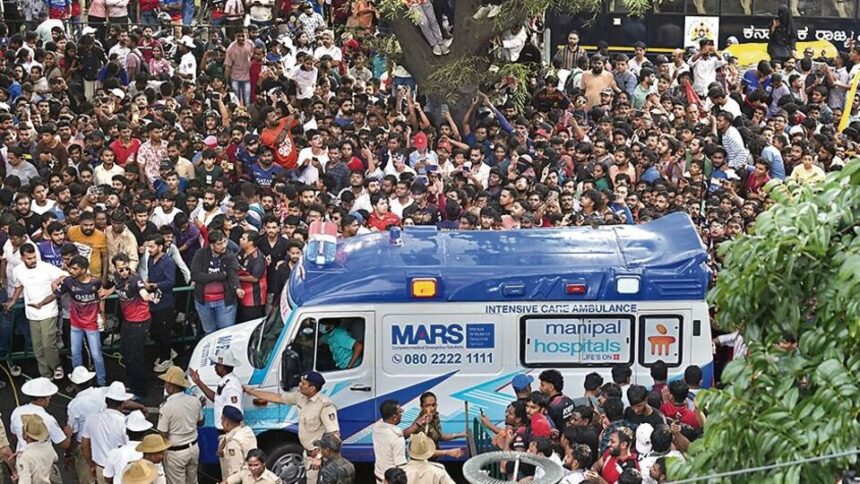 ఆర్సీబీకి పోలీసుల షాక్ .. బెంగళూరు తొక్కిసలాట ఘటనలో నలుగురు నలుగురు!