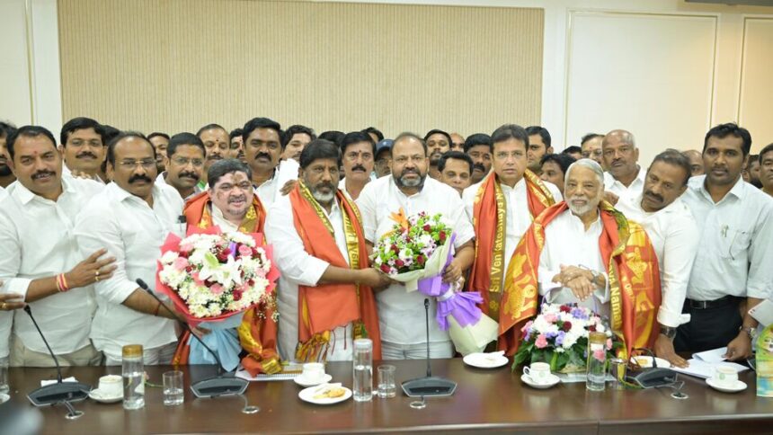 ఉద్యోగుల సమస్యల పరిష్కారానికి ప్రభుత్వం కట్టుబడి ఉంది ఉంది ఉంది: డిప్యూటీ సీఎం భట్టి భట్టి విక్రమార్క