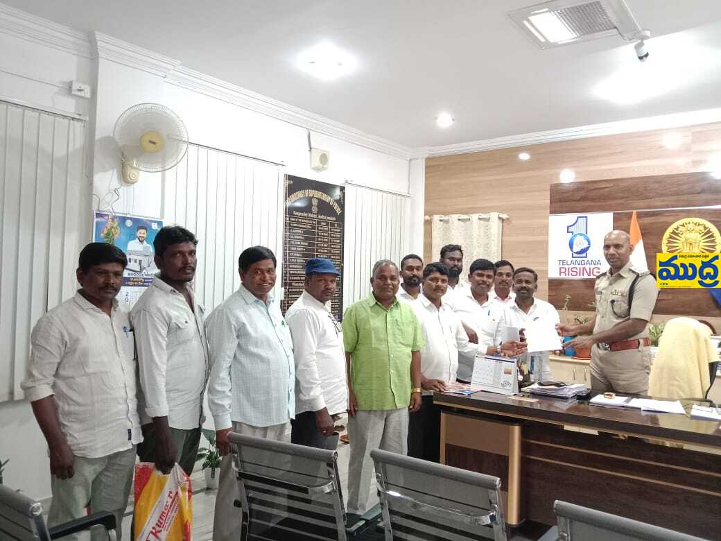 ఎస్సీ, ఎస్టీ కేసును కేసును నీరుగార్చి, అగ్రకులాలకు అగ్రకులాలకు పలుకుతున్న తాండూర్ తాండూర్ వెంటనే సస్పెండ్ సస్పెండ్ సస్పెండ్ సస్పెండ్
