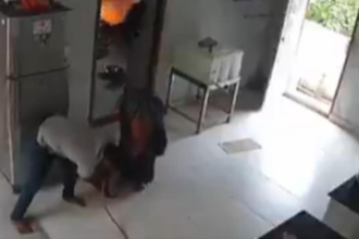 గ్యాస్ సిలిండర్ లీక్, పాములా పాములా బుసలు కొట్టిన- ఆ ఆ వెంటనే భారీ పేలుడు పేలుడు .. ధైర్యం ఉంటేనే ఈ వీడియో చూడండి!