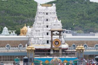 తిరుమల తిరుపతి దేవస్థానానికి. 1 కోటి విరాళం ఇచ్చిన గూగుల్ గూగుల్ వైస్ ప్రెసిడెంట్ ప్రెసిడెంట్- గూగుల్ VP తిరుపతి దేవాలయాలకు 1 కోట్ల రూపాయలను విరాళంగా ఇస్తుంది.