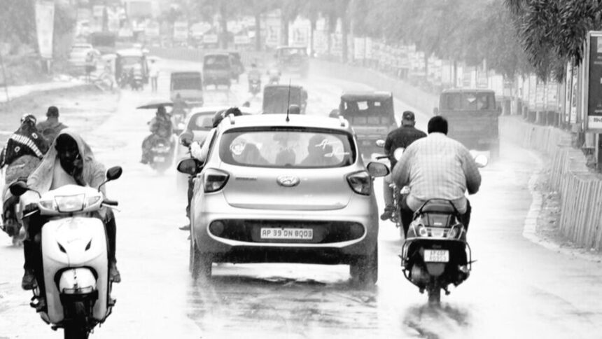 ద్రోణి ద్రోణి - ఏపీ, తెలంగాణకు తెలంగాణకు భారీ వర్ష సూచన ..! Ap ప్రాంతాలకు ఎల్లో- ap మరియు తెలంగాణలో మరో రెండు రోజులు భారీ వర్షాలు, తెలంగాణ తెలంగాణ