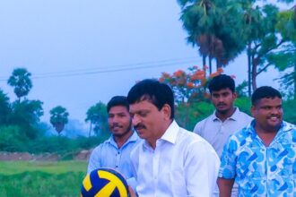 నాకూ ప్లేస్ ఇవ్వండి .. నేనూ నేనూ ఆడతా ..!