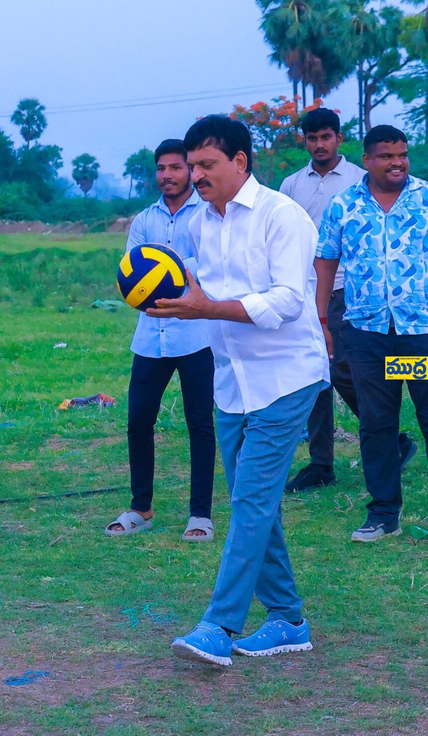 నాకూ ప్లేస్ ఇవ్వండి .. నేనూ నేనూ ఆడతా ..!