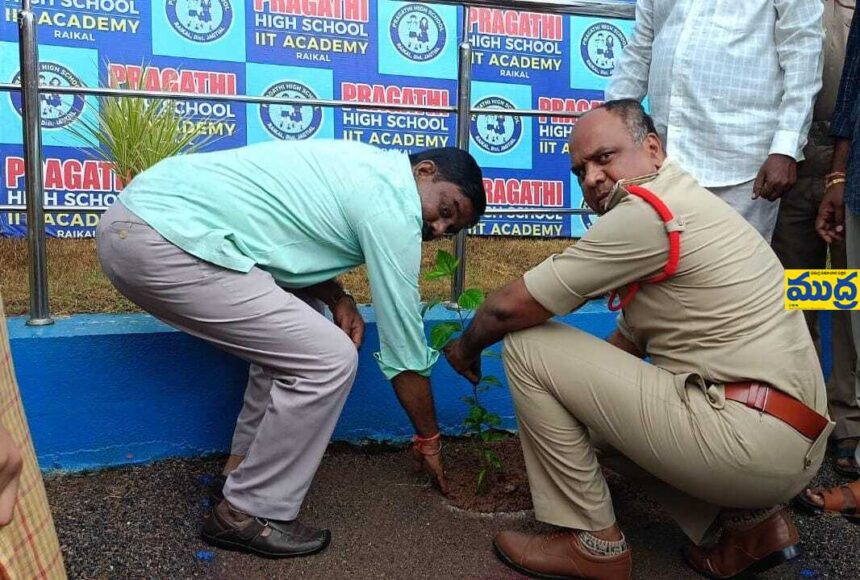 పోలీస్ శాఖ ఆధ్వర్యంలో మొక్కలు నాటే కార్యక్రమం