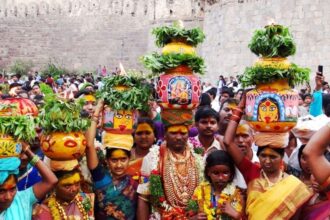 బోనమెత్తనున్న బోనమెత్తనున్న - ఇవాళ్టి ఇవాళ్టి నుంచి ఆషాడ మాసం బోనాలు షురూ షురూ షురూ షురూ షురూ షురూ షురూ షురూ షురూ- ఆశాడా మాసా బోనలు ఈ రోజు నుండి తెలంగాణలో ప్రారంభమవుతుంది, తెలంగాణ తెలంగాణ