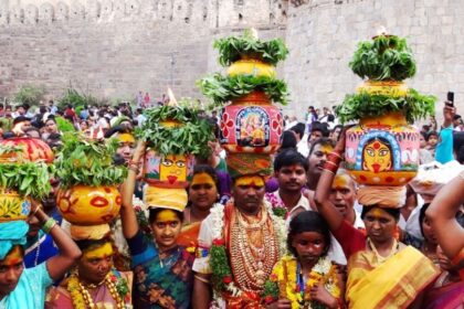 బోనమెత్తనున్న బోనమెత్తనున్న - ఇవాళ్టి ఇవాళ్టి నుంచి ఆషాడ మాసం బోనాలు షురూ షురూ షురూ షురూ షురూ షురూ షురూ షురూ షురూ- ఆశాడా మాసా బోనలు ఈ రోజు నుండి తెలంగాణలో ప్రారంభమవుతుంది, తెలంగాణ తెలంగాణ
