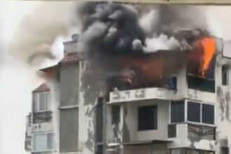 మంటలు చుట్టుముట్టడంతో భవనంపై నుంచి నుంచి దూకి తండ్రి తండ్రి ఇద్దరు ఇద్దరు కుమారుల కుమారుల మృతి- మృతి- తండ్రి 2 పిల్లలు Delhi ిల్లీలో అగ్ని నుండి తప్పించుకోవడానికి ద్వారకా ఫ్లాట్ నుండి దూకిన తరువాత చనిపోతారు,