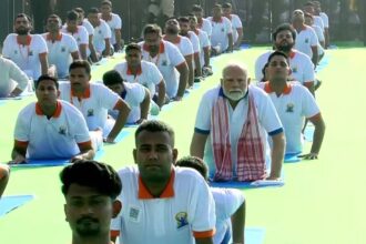 విశాఖపట్నం తీరాన ప్రధాని మోదీ మోదీ యోగా ..