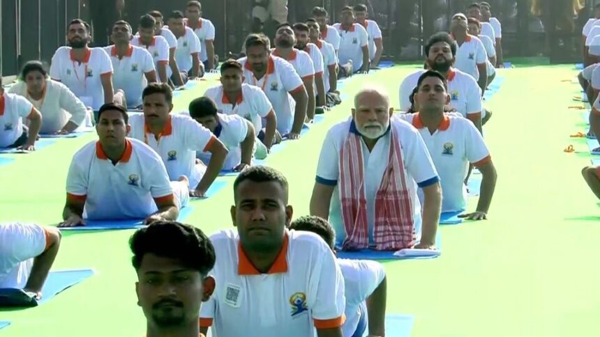 విశాఖపట్నం తీరాన ప్రధాని మోదీ మోదీ యోగా ..