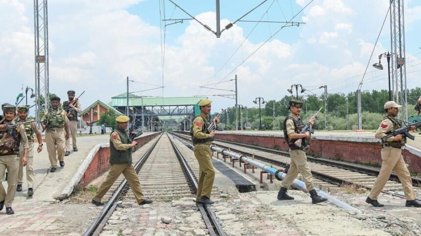 వైష్ణో దేవి మాత భక్తులకు శుభవార్త; జూన్ 7 నుంచి కత్రా-శ్రీనగర్ మధ్య వందే భారత్ రైలు రైలు ప్రారంభం ప్రారంభం- జూన్ 7 నుండి సేవను ప్రారంభించడానికి శ్రీ మాతా వైష్ణో దేవి కత్రా మరియు శ్రీనగర్ మధ్య భారత్ రైలు, జాతీయ