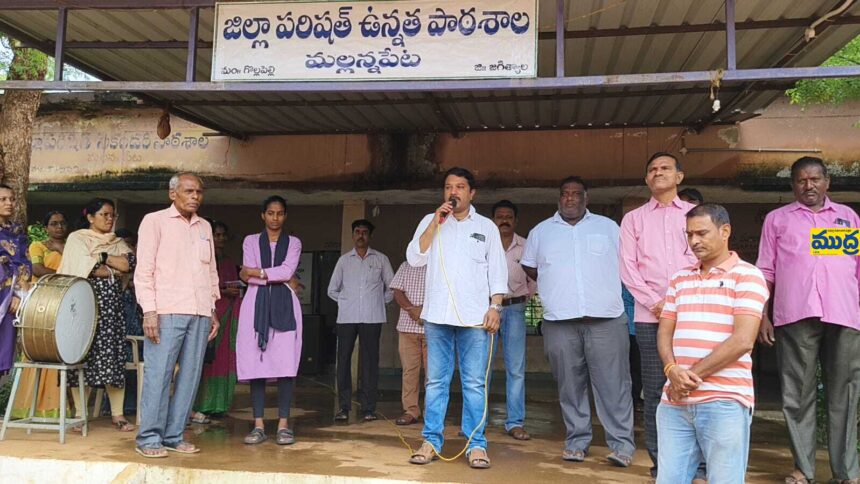 అత్యున్నత మార్కులు సాధించిన విద్యార్థులకు నగదు బహుమతి అందజేత అందజేత