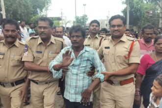కుటుంబ కలహాలతో సెల్ టవర్ ఎక్కిన వ్యక్తి