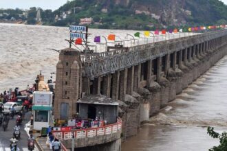 కృష్ణా నదిలో వరద ఉద్ధృతి - ప్రకాశం ప్రకాశం బ్యారేజీ 70 గేట్లు ఓపెన్ ఓపెన్, లోతట్టు ప్రాంతాలకు హెచ్చరికలు ప్రాంతాలకు