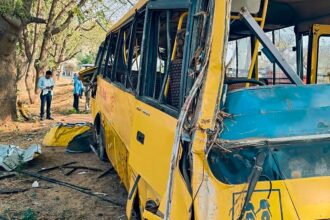 ట్రాక్ దాటుతుండగా స్కూల్ స్కూల్ ఢీకొట్టిన రైలు- ముగ్గురు ముగ్గురు!