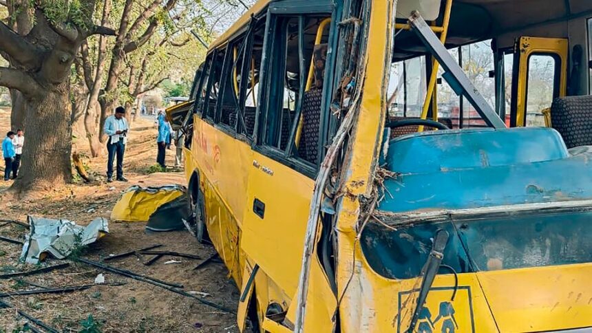 ట్రాక్ దాటుతుండగా స్కూల్ స్కూల్ ఢీకొట్టిన రైలు- ముగ్గురు ముగ్గురు!