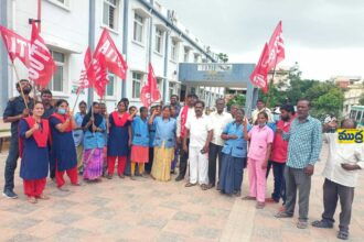 దేశవ్యాప్త సమ్మెలో భాగంగా కార్మికుల కార్మికుల