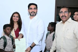 భిక్షాటన చేస్తున్న చిన్నారులకు మంత్రి చొరవతో పాఠశాలలో ప్రవేశం ప్రవేశం