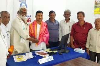 మంథని మున్సిపల్ మున్సిపల్ కమిషనర్ కమిషనర్ ని మంథని డివిజన్ కాంగ్రెస్ పార్టీ బీసీ సెల్ నాయకులు నాయకులు నాయకులు