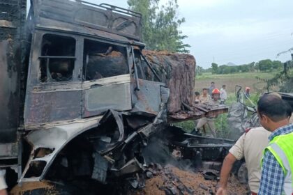 మహబూబాబాద్‌లో ఘోర ప్రమాదం, ఢీకొన్న ఢీకొన్న రెండు లారీలు