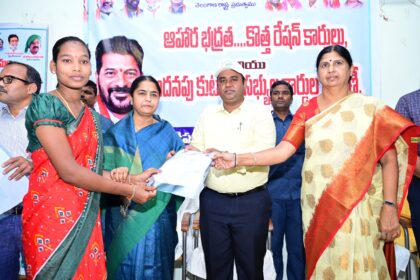 మెదక్ జిల్లాలో రేషన్ కార్డుల పంపిణీకి శ్రీకారం