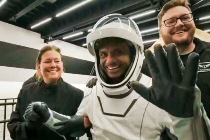 విజయవంతంగా భూమిపై దిగిన భారతీయ వ్యోమగామి శుభాంశు శుభాంశు; ఆగస్టు 17 న న ఇండియాకు ..