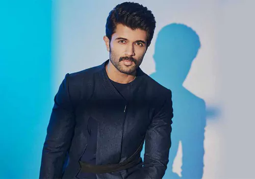 విజయ్ వివాదాస్పద వ్యాఖ్యలు .. ఆ ఆ ఫ్యామిలీని టార్గెట్ టార్గెట్ ..?