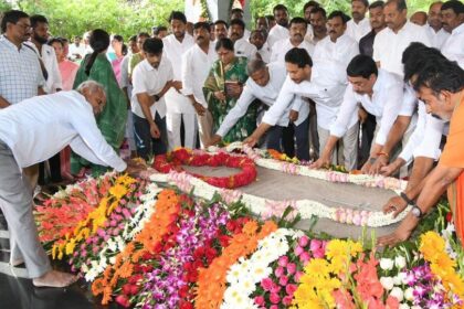 వైఎస్సార్‌కు ఘన నివాళులు: ఖర్గే సహా పలువురు ప్రముఖుల స్మరణ స్మరణ