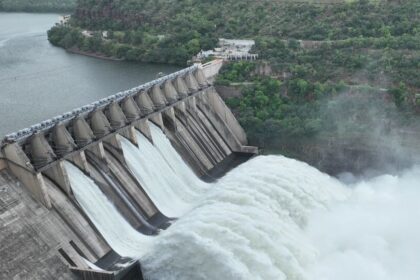 శ్రీశైలం జలాశయానికి తగ్గిన తగ్గిన వరద - 549 అడుగులకు చేరిన 'సాగర్' నీటిమట్టం