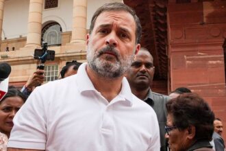 ఈసీపై నిరసనగా విపక్షాల విపక్షాల మార్చ్- పోలీసుల పోలీసుల అదుపులో రాహుల్ రాహుల్ గాంధీ- డ్రామా ఎట్ ఇండియా బ్లాక్ ఎక్ మార్చి నిరసన అఖిలేష్ జంప్స్ పోలీస్ బారికేడ్ రాహుల్ గాంధీ డిటెయిన్డ్,