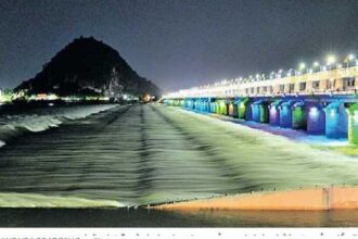 ఉద్ధృతంగా ఉద్ధృతంగా, గోదావరి ..! ప్రకాశం బ్యారేజీ వద్ద వద్ద మొదటి హెచ్చరిక జారీ జారీ, భద్రాచలం వద్ద పెరుగుతున్న నీటిమట్టం నీటిమట్టం