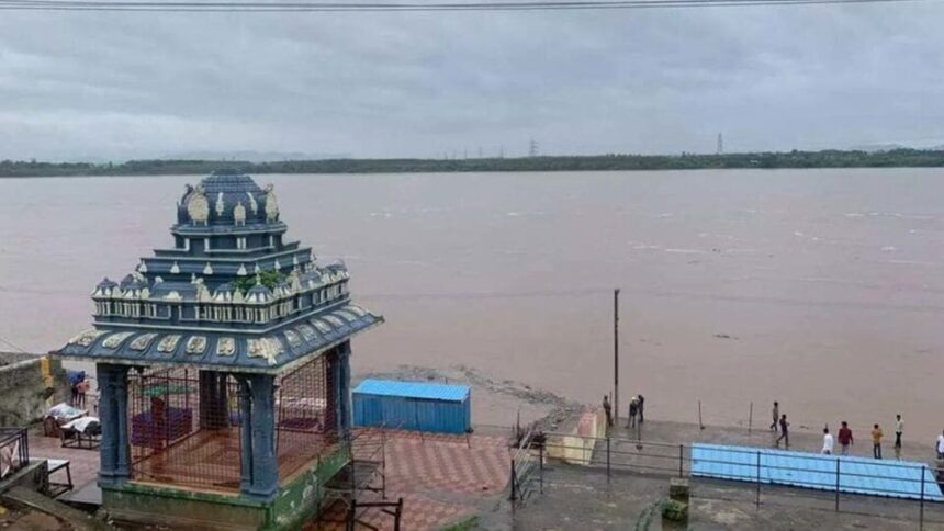 ఉద్ధృతంగా గోదావరి ..! భద్రాచలం వద్ద రెండో ప్రమాద హెచ్చరిక జారీ జారీ, ఏపీలోని ఈ జిల్లాలకు జిల్లాలకు అలర్ట్