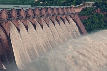 కృష్ణా, గోదావరిలో గోదావరిలో కొనసాగుతున్న వరద - శ్రీశైలం శ్రీశైలం ఎత్తి ఎత్తి నీటి నీటి నీటి విడుదల విడుదల- శ్రీసైలాం రిజర్వాయర్ వద్ద వరదలు కొనసాగుతున్నాయి నీటి మట్టం కూడా గోదావరిలో పెరుగుతోంది, ఆంధ్ర.